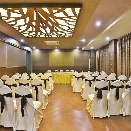 Oyo 13253 The Grand Vinayak Hotel Ahmedabad Extérieur photo