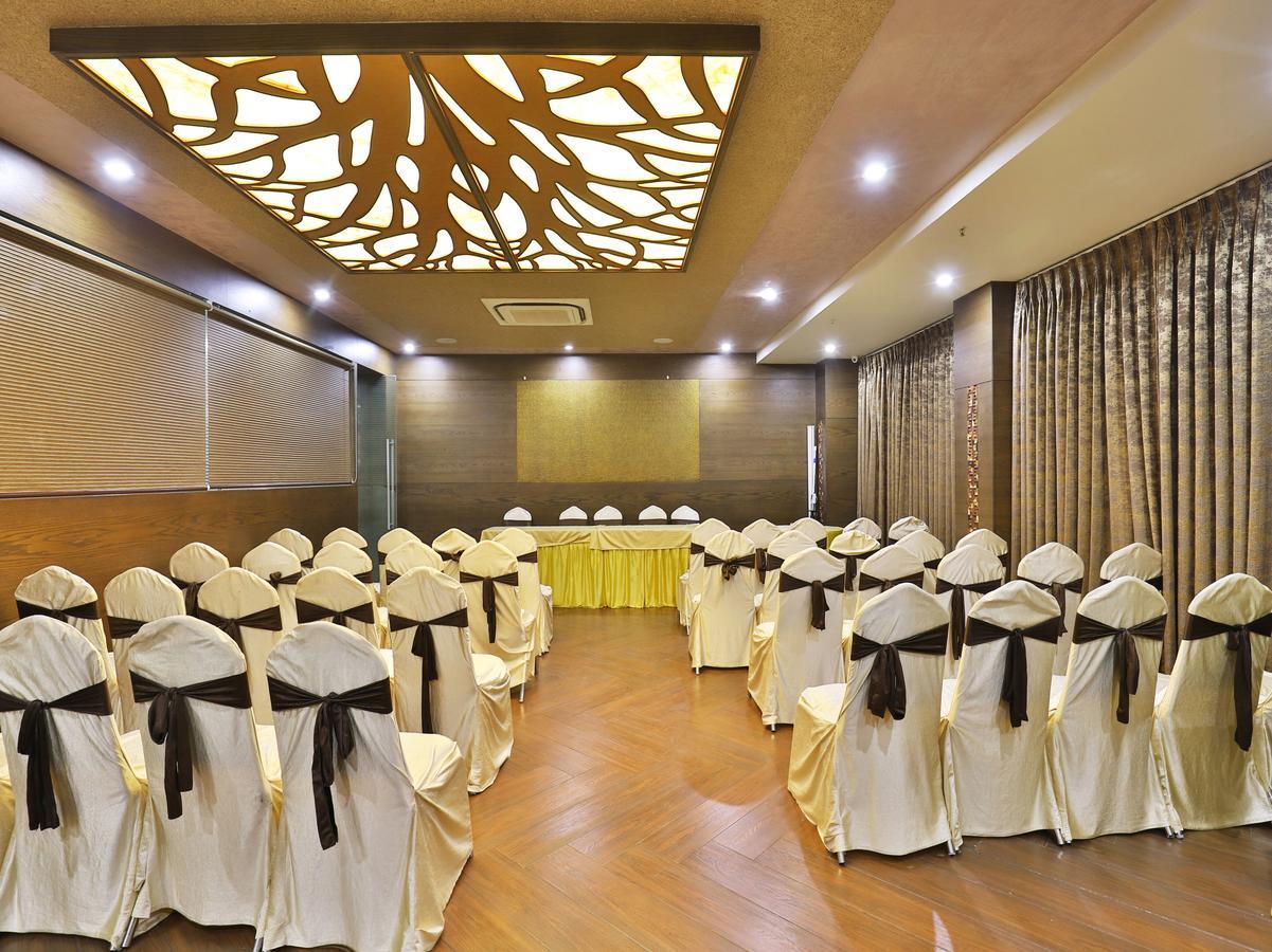 Oyo 13253 The Grand Vinayak Hotel Ahmedabad Extérieur photo