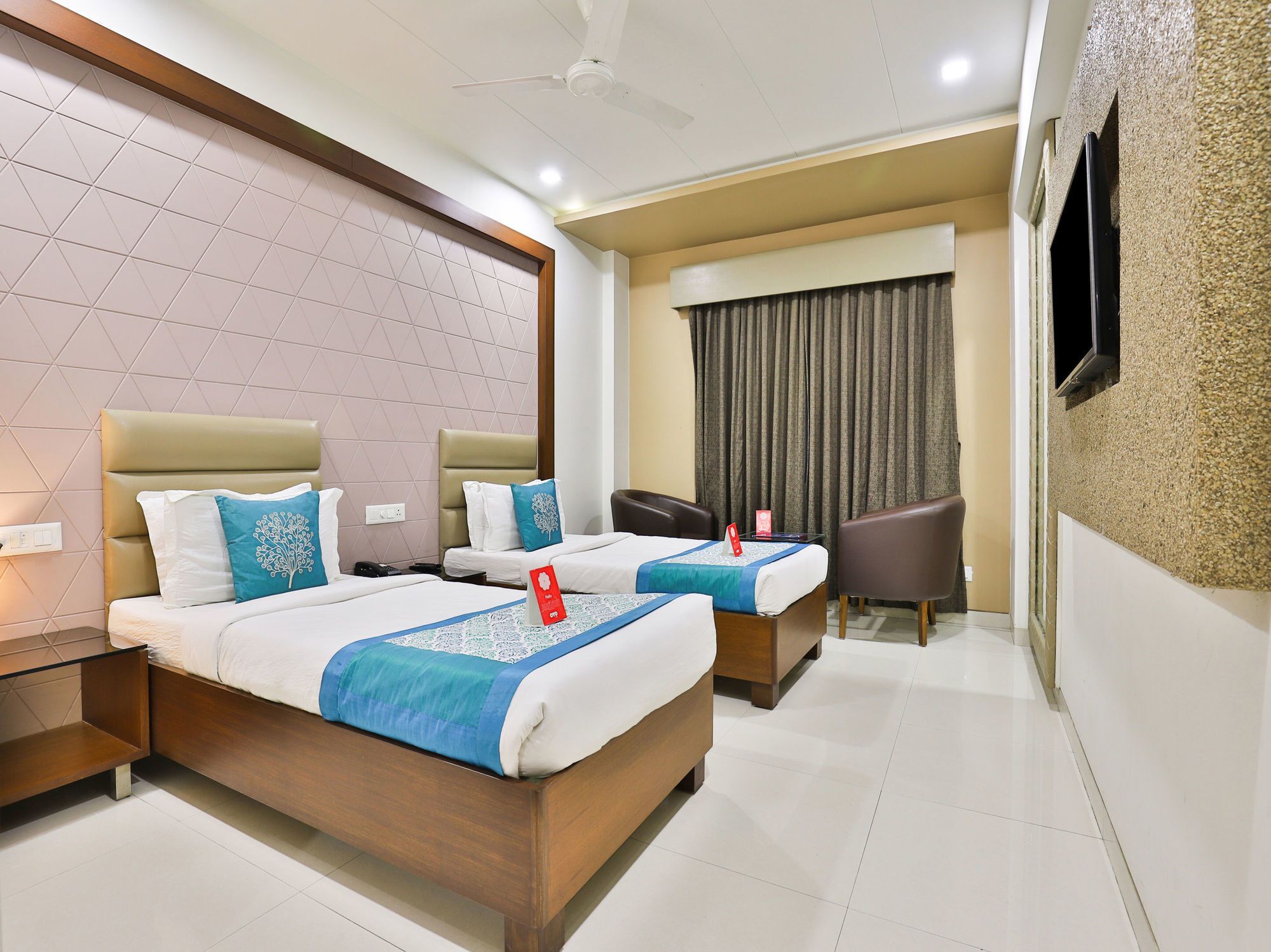 Oyo 13253 The Grand Vinayak Hotel Ahmedabad Extérieur photo