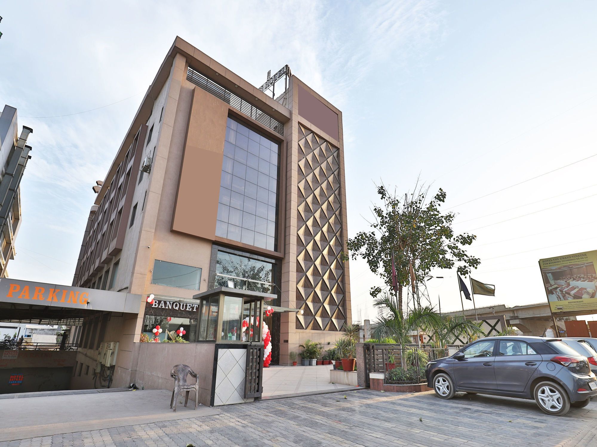 Oyo 13253 The Grand Vinayak Hotel Ahmedabad Extérieur photo